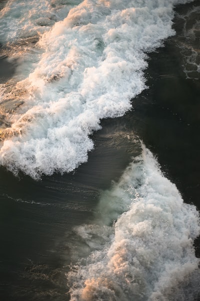 海浪拍打在岸上在航空摄影
